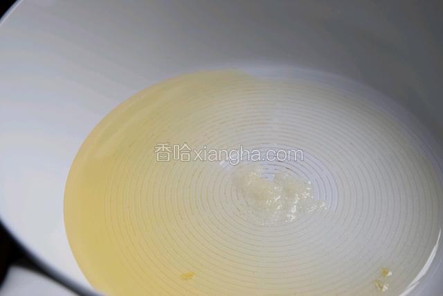 热锅起油，加入少许盐
