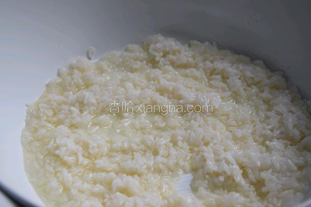 锅底留油，倒入米饭翻炒两三分钟