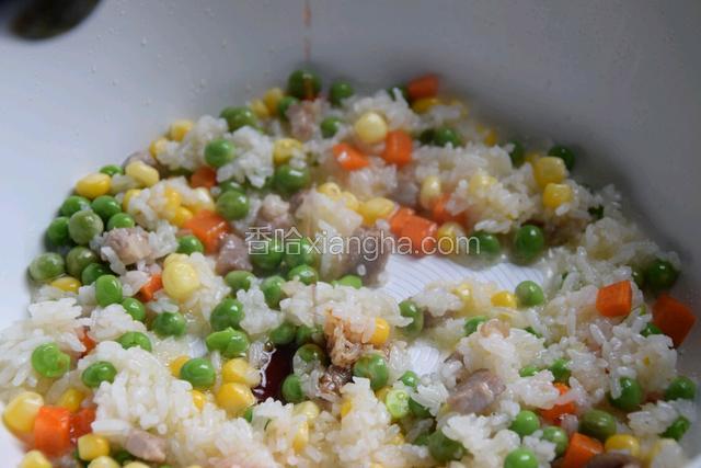 加入酱油，翻炒均匀即可上锅