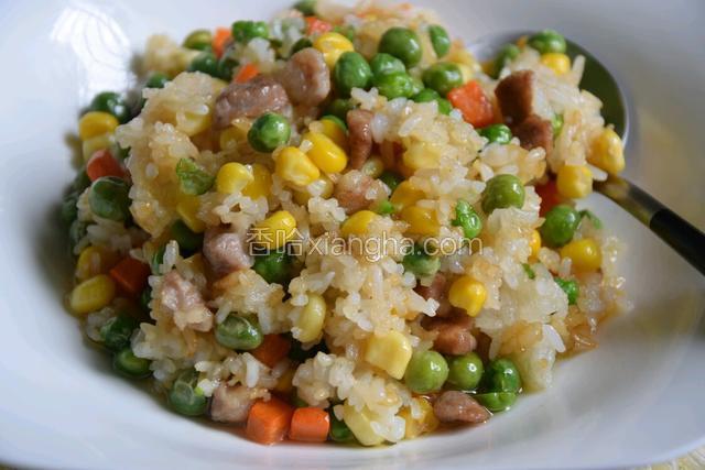 一碟美味的家常炒饭就做好了!
