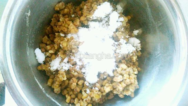 把煮好的绿豆盛入盆里，加入白糖
