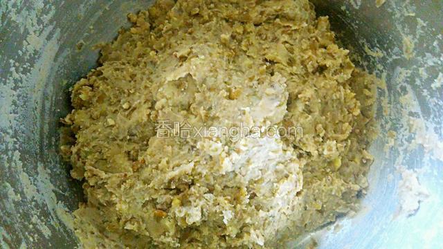 用勺子制成绿豆沙馅