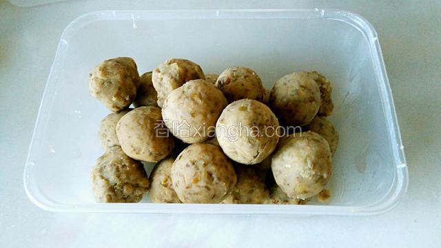 绿豆沙馅用手团成球
