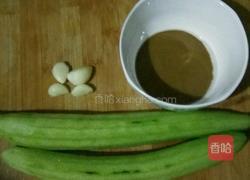 蒜蓉麻酱黄瓜的做法图解1