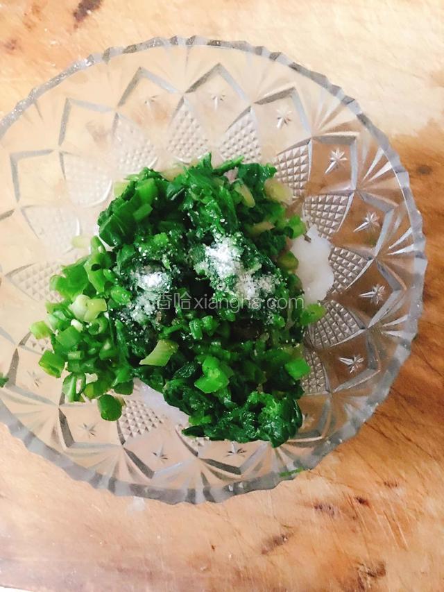 虾仁，菠菜，小葱放入碗里，加入适量的生抽，盐，胡椒提味。