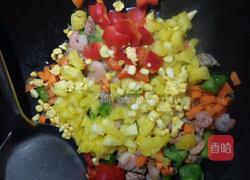 紫米虾仁炒菠萝饭的做法图解5