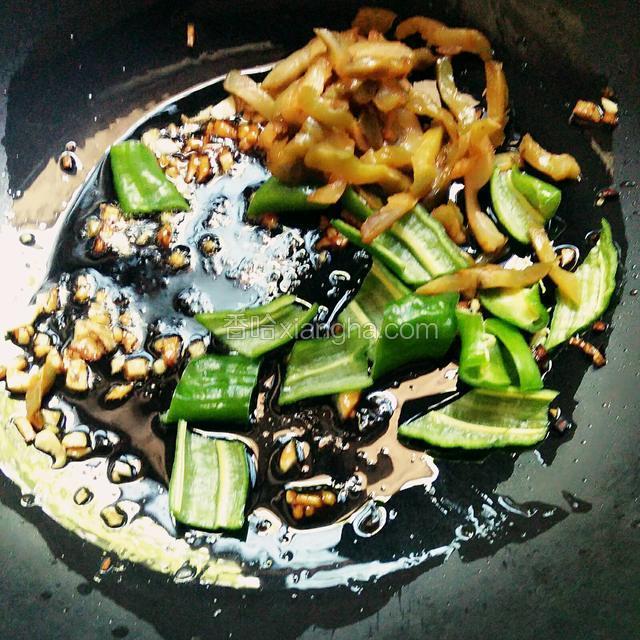 放入青椒片和榨菜丝翻炒