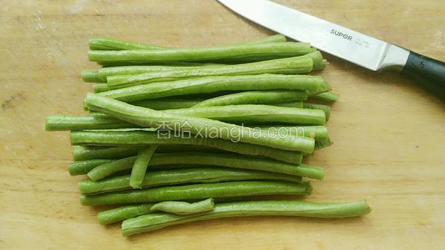 准备好所有食材，将豆角掐去两头洗净切段。