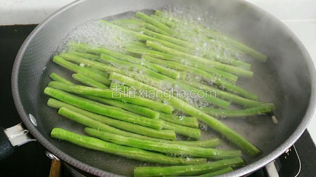 入沸水里焯熟，再用凉白开过凉。