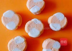 胡萝卜双色花朵小馒头的做法图解5