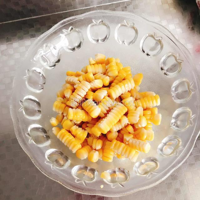 玉米煮熟，剥下玉米粒