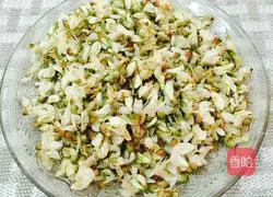 Illustration of how to make fried sophora flower dumplings 2