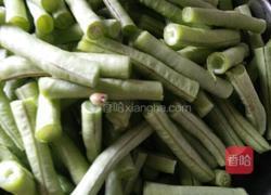 腊肉炒豇豆的做法图解1