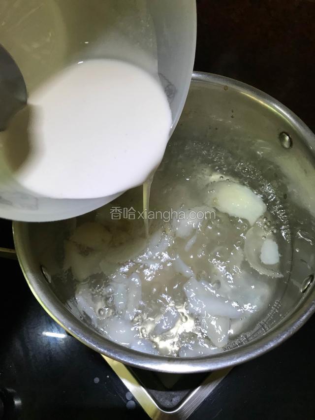 水开后，倒入调好的藕粉。