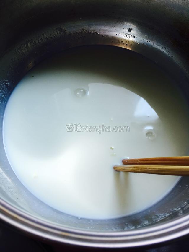 牛奶微微加热到30度，令糖粉完全溶化，不要煮开