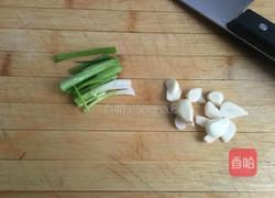 腐竹烧蟹味菇的做法图解4