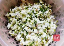 豆腐炖槐花的做法图解1
