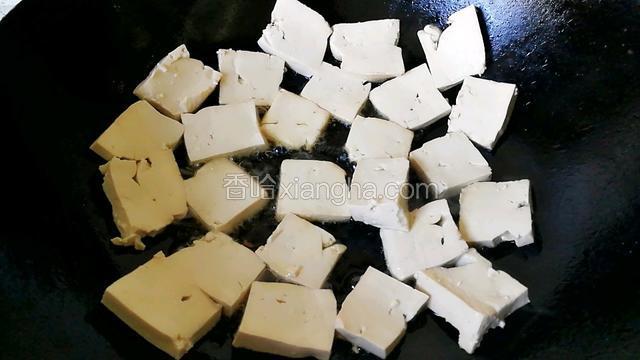 放入豆腐小火慢煎一面。