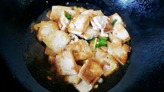 加入少许水，豆腐煮开。