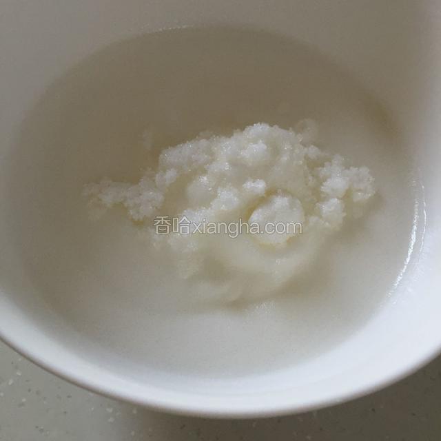 打发至出现纹路，再次加入四分之一白糖搅打，速度逐渐加快。
