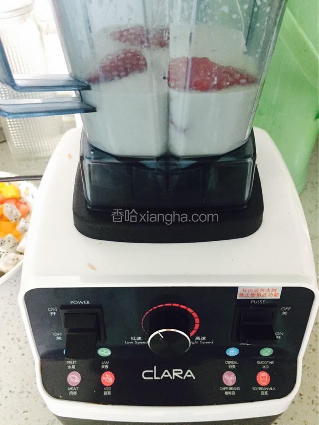 破壁机或料理机，放入牛奶，白糖和草莓，搅拌一两分钟即可。