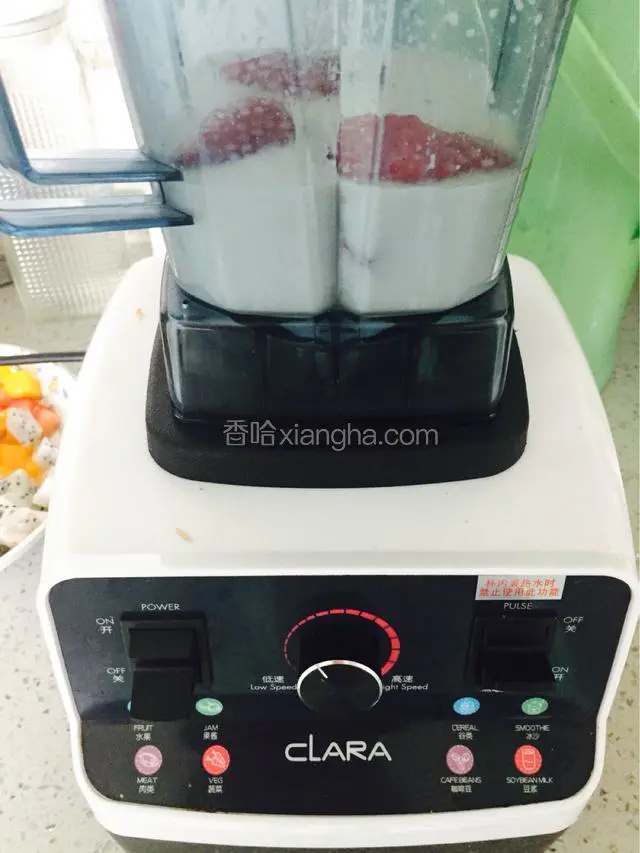 破壁机或料理机，放入牛奶，白糖和草莓，搅拌一两分钟即可。
