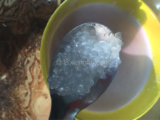 倒在碗中加入西米。搅拌均匀。