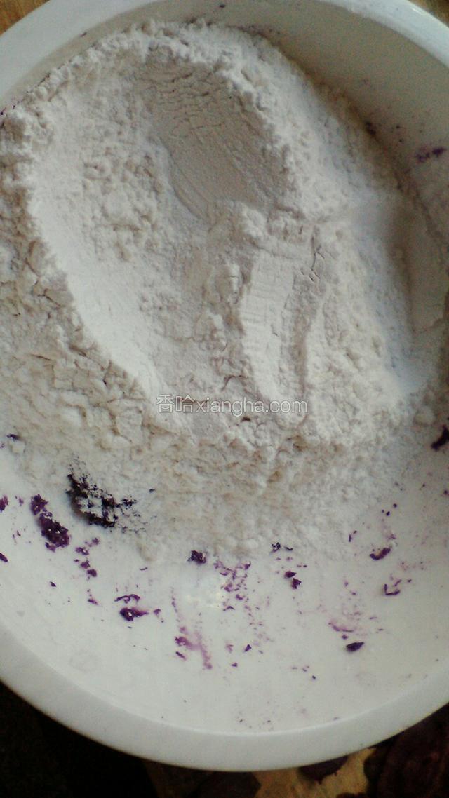 将糯米粉倒入碗里