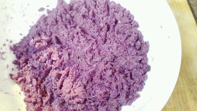 将蒸好的紫薯放入碗里，捣成泥
