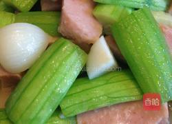 午餐肉烩丝瓜的做法图解1