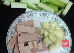 午餐肉烩丝瓜的做法图解3