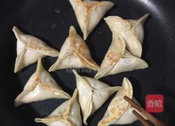 槐花猪肉馅三角煎饺的做法图解9