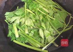 花生米炝香芹的做法图解2