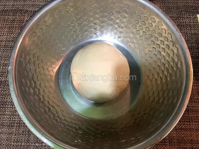 用手将面团揉成光滑的面团，封上保鲜膜，放入温暖处发酵