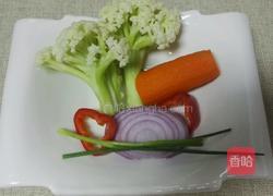 五彩杂蔬乌米饭的做法图解1