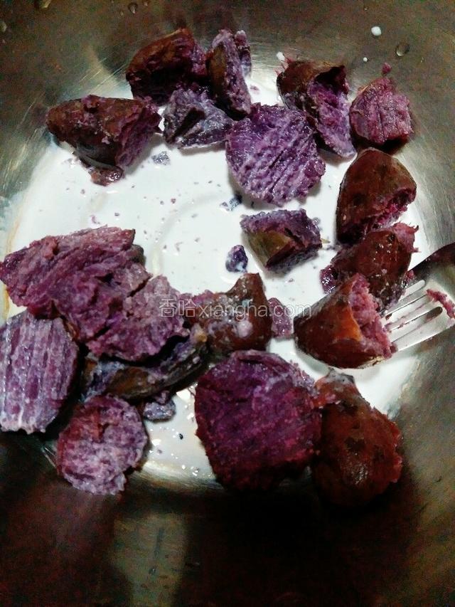 紫薯蒸熟 加牛奶