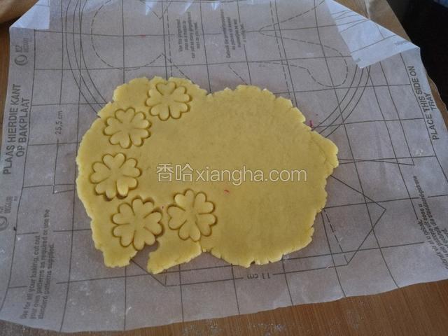 白色面团压出图形。