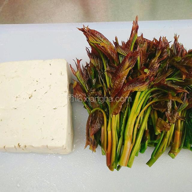 将食材洗净备用。