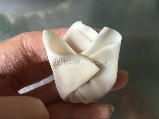 接着用拇指和食指在交接处捏紧点。
