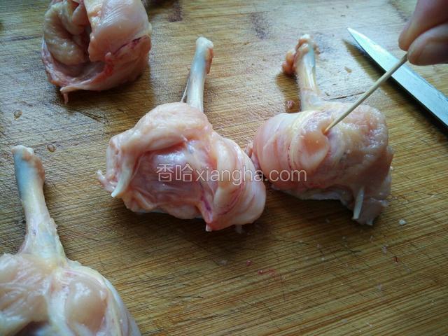 拿根牙签，叉子也行，一手抓着鸡骨头，一手抓的牙签猛烈的戳无数下，方便入味。