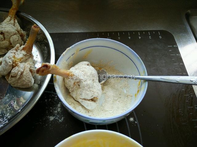 看出来了吧，我是左手抓着鸡骨头，右手用勺子不停的往鸡肉上撒炸鸡粉，这样也是为了裹得均匀一些。