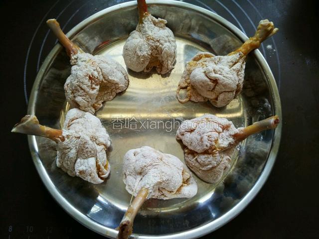 当第6个鸡翅根裹上炸鸡粉时，第1个已经有点被吸收了，所以，挨个再过一次炸鸡粉。