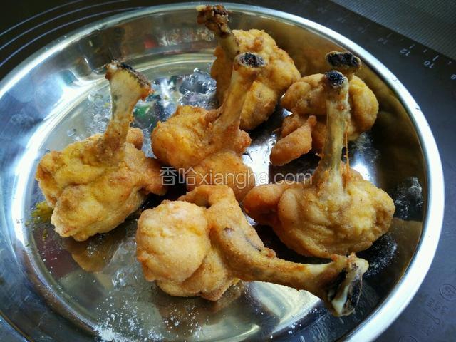 鸡翅根定型后可以捞出来。