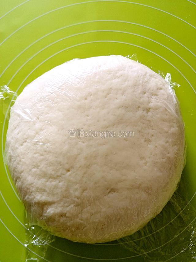 和面:把面粉一半用开水和，另一半用冷水和，合成光滑的面团用保鲜膜盖上醒30分钟。