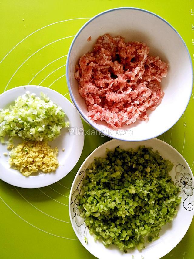 肉馅中加入料酒.耗油.海鲜酱油.葱姜末.盐.花椒面.植物油.搅拌均匀后放入芹菜拌均。