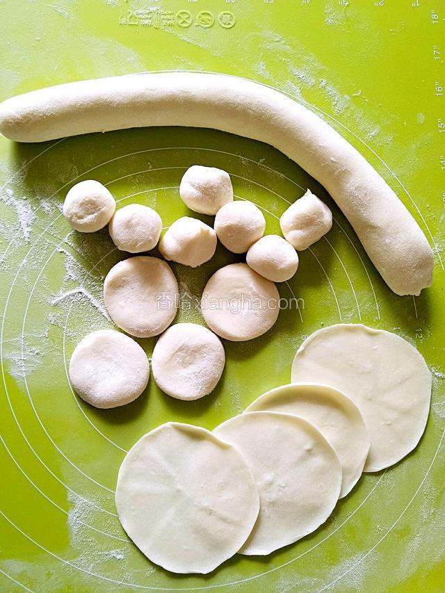 醒好的面搓长条，下成均匀的剂子，擀成面皮。