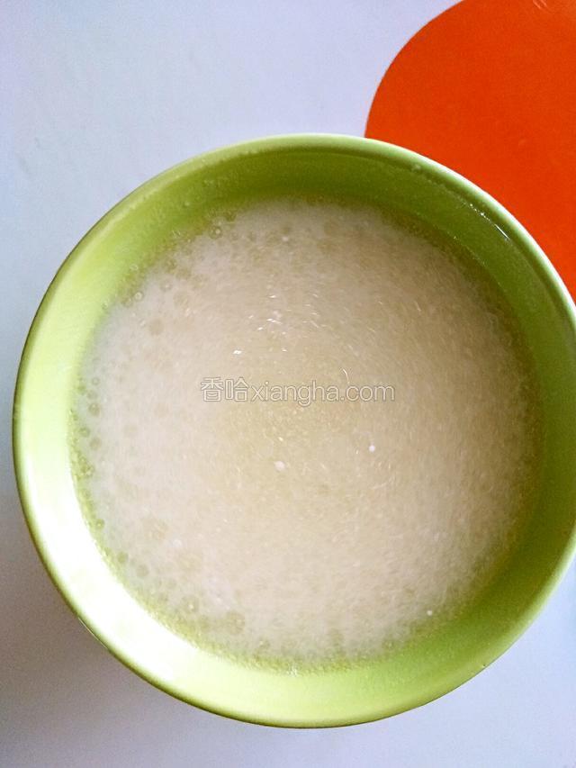 调制一碗面粉水，一中碗水加两小勺面粉，3勺植物油搅均。