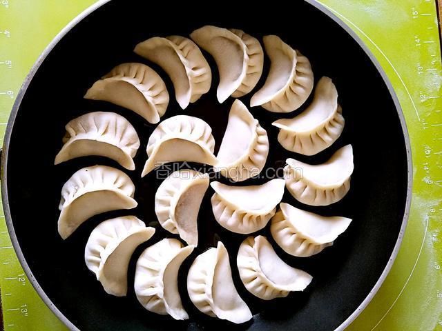 平底锅多放点油，凉锅，凉油，把饺子摆在锅中。