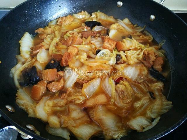 煮的过程中可以开盖翻炒几次，直到大白菜熟，出锅前加适量食用盐调味。