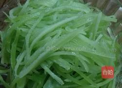 凉拌爽口莴苣丝的做法图解2